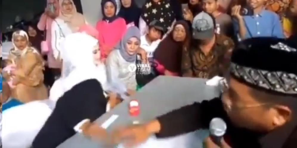 Akibat Terlalu Tegang Saat Ijab Qabul, Pengantin Pria Pingsan di Pangkuan Istri