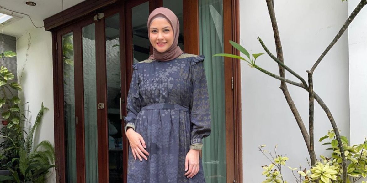 OOTD Revalina Temat, 'Mom of 2' yang Super Stylish