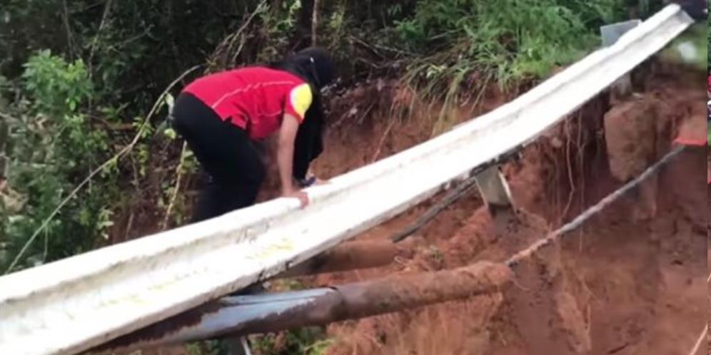 Demi Temukan Ibu yang Terseret Banjir Bandang, Wanita Nekat Seberangi Jembatan Rusak di Atas Sungai