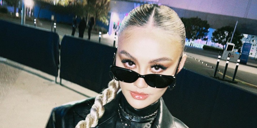 Agnez Mo Tampil Serba Hitam di Billboard Music Award, Kalungnya Saja Nyaris Rp200 Juta