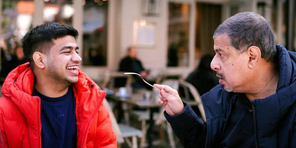 Kesulitan Cari Musala, Fadil Jaidi dan Ayah Salat di Pinggir Jalan Paris