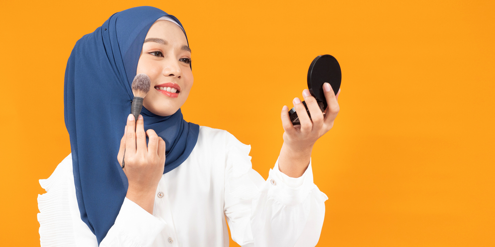 Cara Dapatkan Tampilan Wajah 'Glass Skin' dengan Makeup