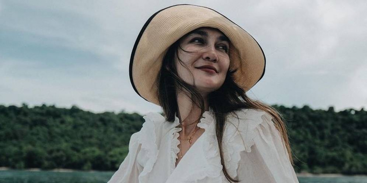 Luna Maya Liburan ke Jepang dengan Tas Mewah Harga Puluhan Juta