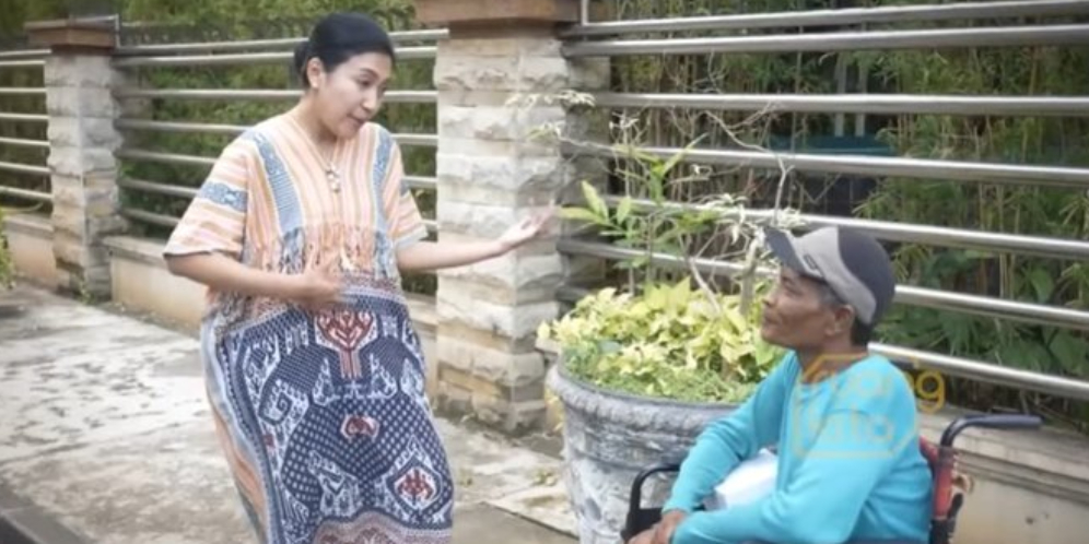 Istri Panglima TNI Mendadak Hampiri Pengamen Difable, yang Dilakukan Bikin Haru