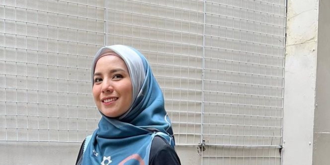 Cantik! 5 Inspirasi Gaya Kasual Tya Ariestya Saat Kenakan Hijab