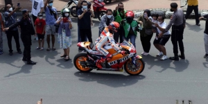 FOTO: Riuhnya Warga Nonton Parade MotoGP di HI, Marc Marquez cs Geber Motor