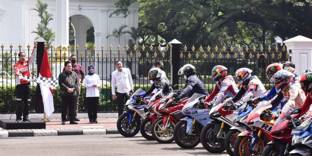 Potret Aksi Jokowi Tunggangi Motor Custom di Depan Pembalap MotoGP Sebelum Lepas Parade