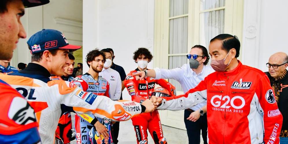 Gaya Presiden Jokowi Sambut Pembalap MotoGP di Istana