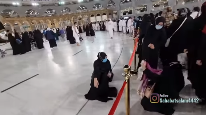 Wanita Ini Berbaring di Depan Kabah hanya untuk Selfie, Langsung Dapat Akibatnya