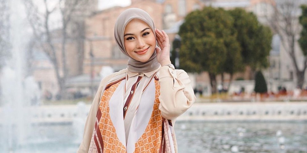 Inspirasi OOTD Indah Nada Puspita, Padukan Beragam Warna Earth Tone