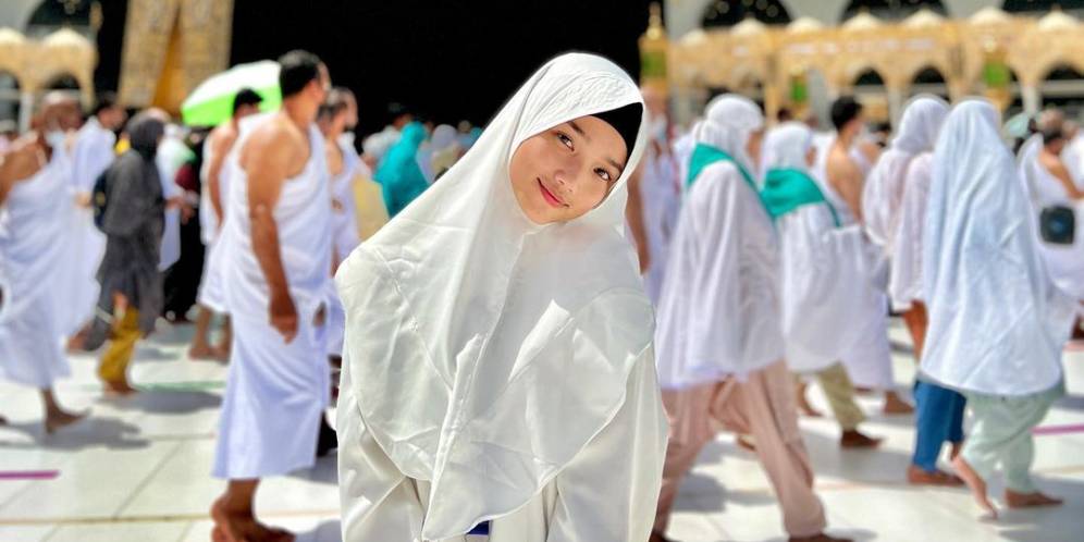 5 Potret Gaya Hijab Syar'i Fuji Saat Jalani Ibadah Umroh, Didoakan Istiqomah