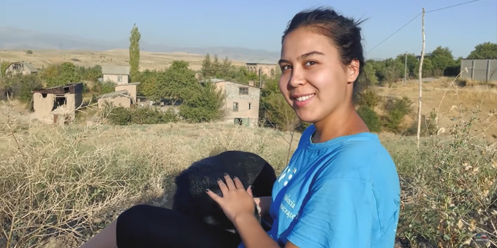 7 Potret Gadis Uzbekistan di Desa, Mandi di Sungai, Masak Pakai Kayu!