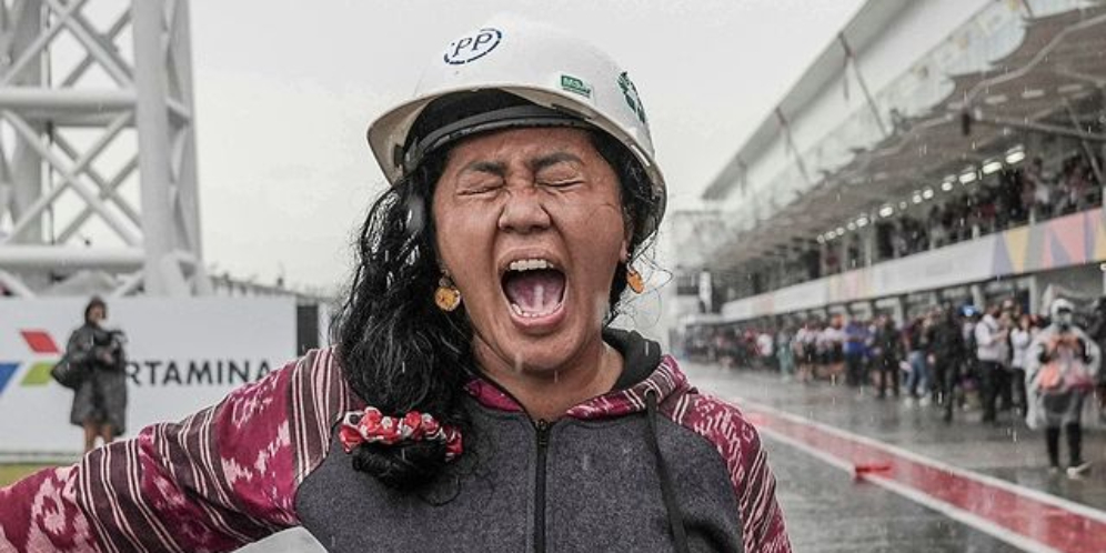 Gaji Mba Rara Saat MotoGP di Mandalika Bikin Netizen Auto Bercita-cita Jadi Pawang Hujan