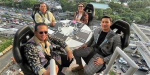 8 Potret Tommy Soeharto Nikmati Restoran ‘Melayang’ di Jakarta, Paras Ganteng Sang Putra Jadi Sorotan