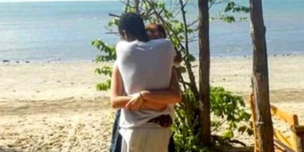 Foto Pasangan Berduaan di Pinggir Pantai Ini Terlihat Biasa, Tapi Ada yang Janggal di Baliknya
