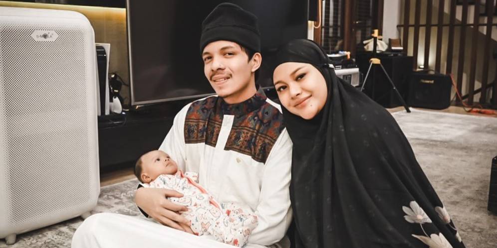 5 Potret Seleb Ajak Anak Sholat Taraweh Bareng Keluarga, Ada Baby Ameenah