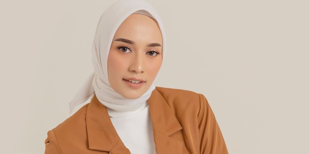 Inspirasi Outfit 'Grey and Pink' ala Mega Iskanti, Bikin Tampilan Makin Fresh