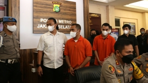 Potret Bos PS Store Putra Siregar dan Rico Valentino Pakai Baju Tahanan, Tangan Diborgol 
