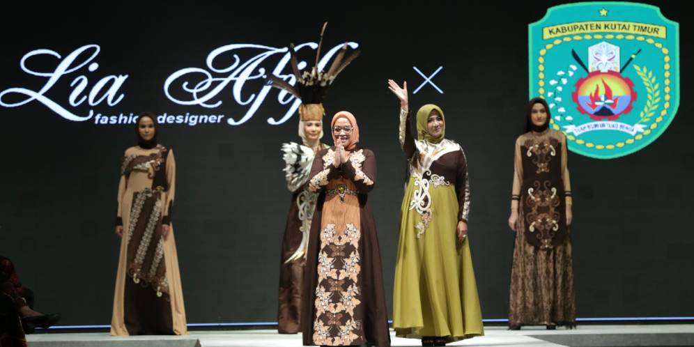 Lia Afif Hadirkan Koleksi Batik dengan Pewarna Alam di Indonesia Fashion Week 2022