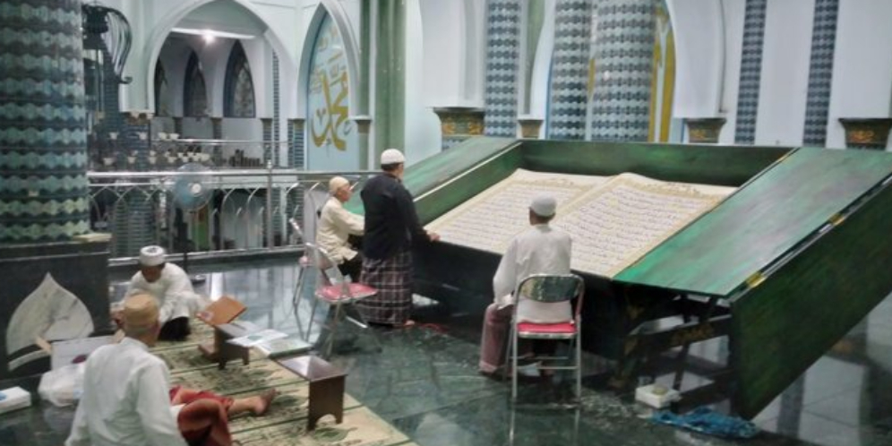 Tradisi Tadarus Alquran Raksasa Tiap Ramadan di Masjid Agung Banyuwangi, Butuh 7 Orang untuk Membacanya