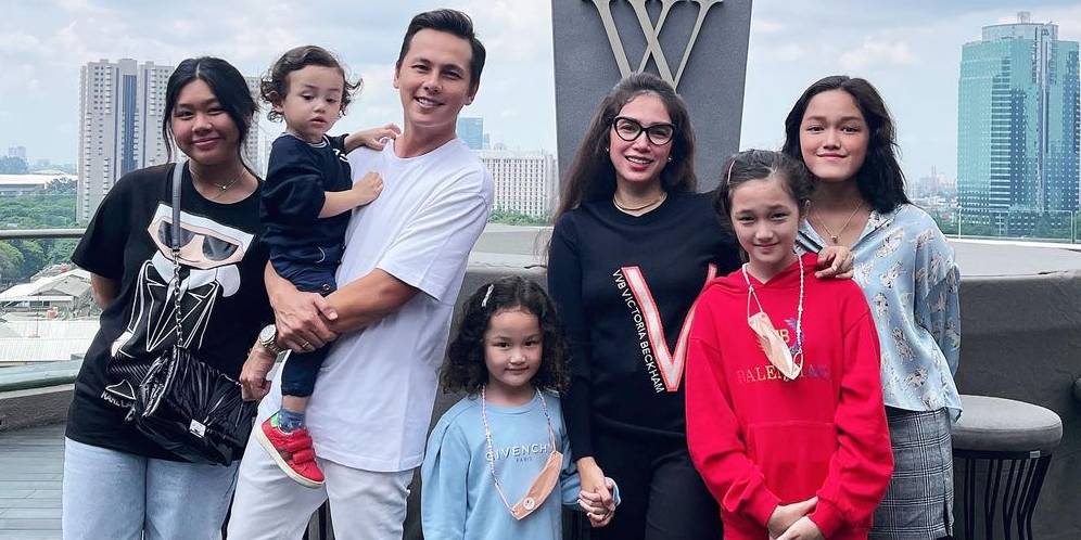 Deretan Artis yang Memiliki 5 Orang Anak, Karier Moncer Rumah Semarak!