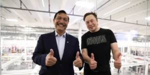 Kunjungi Pabrik Tesla, Luhut Berikan Permen Ini Pada Elon Musk