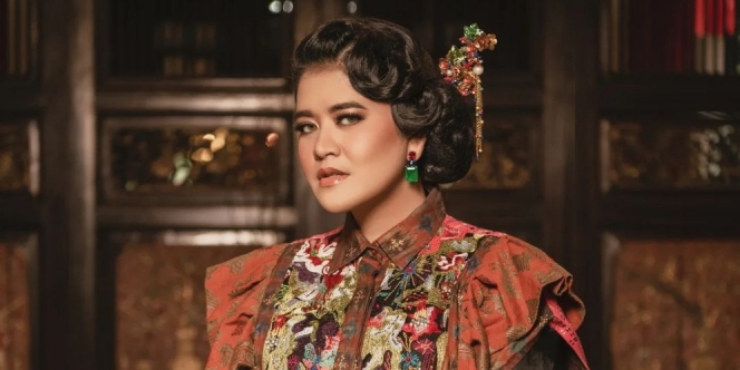 Pemotretan Berbeda Kahiyang Ayu, Bergaya Elegan dengan Busana Etnik dan Makeup Bold
