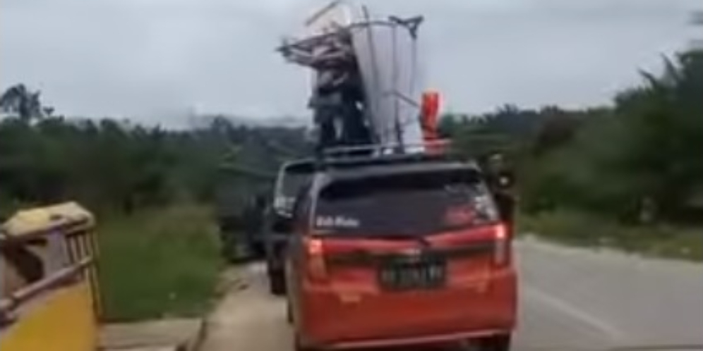 Viral Video Muatan Motor Scoopy Pemudik Nangkring Atap Toyota Calya, Mikir Keras Cara Angkatnya!