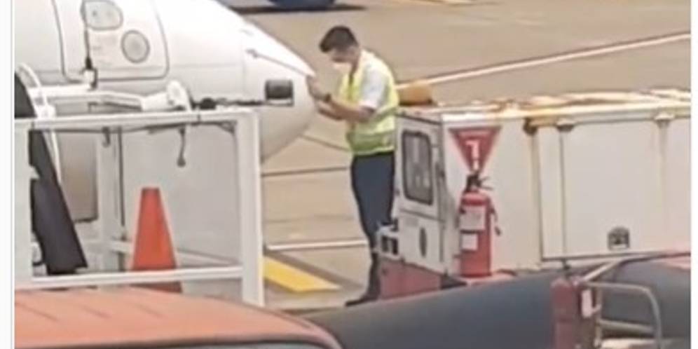 Viral Video Petugas Berdoa di Depan Moncong Pesawat