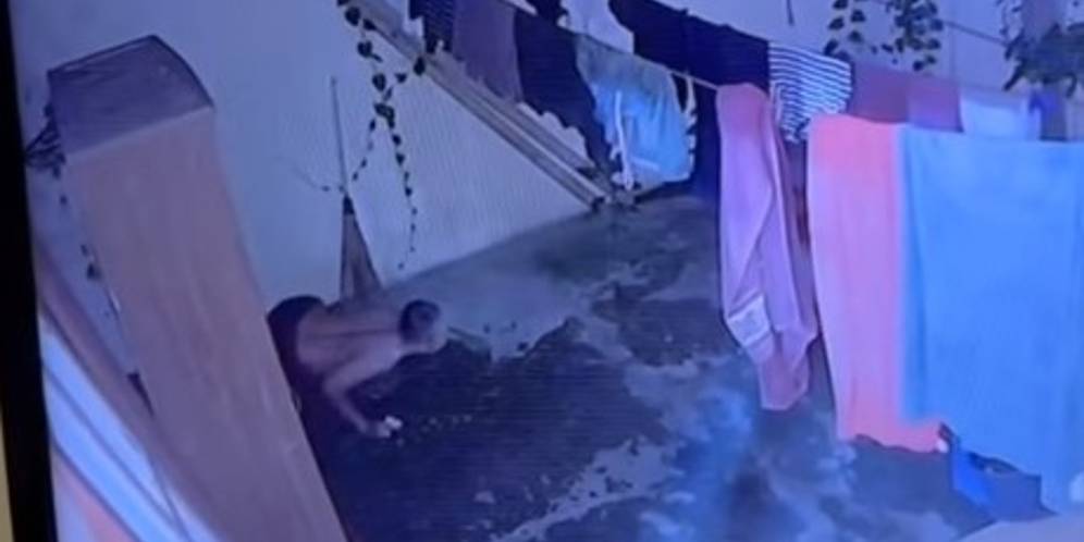 Tertangkap CCTV Pria Menyusup Bawa Benda Putih ke Dalam Rumah, Isinya Diduga Mistis
