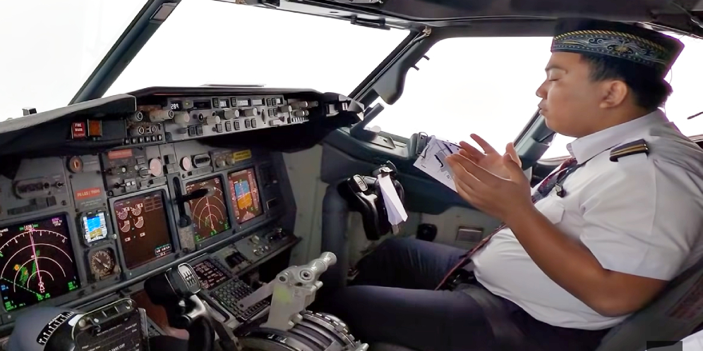 MasyaAllah, Pilot Ini Tunaikan Sholat di Kokpit Saat Terbang