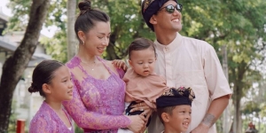 Kompaknya Keluarga Bachdim Pakai Baju Adat Bali
