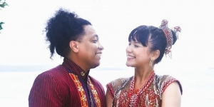 Gelar Syukuran Pernikahan di Pantai, Indah Permatasri Resmi Jadi Orang Buton