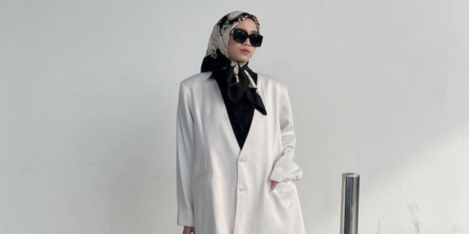 Inspirasi Outfit Hijab Hitam dan Putih untuk Ngantor