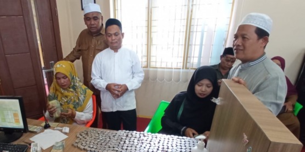 Inspiratif! Penjual Siomay Daftar Haji Pakai Uang Receh, Harus Tunggu 32 Tahun