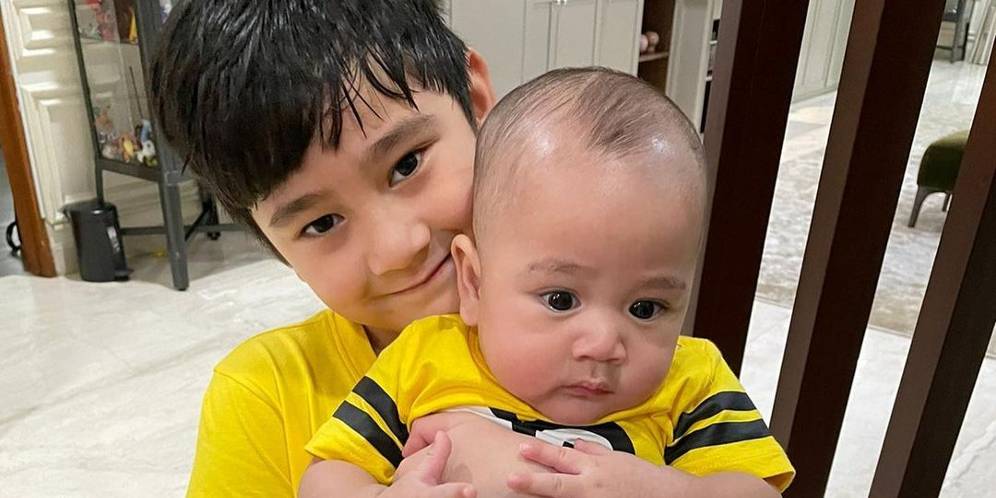 Jajan Pulang Sekolah, Alas Kaki Rafathar Curi Perhatian