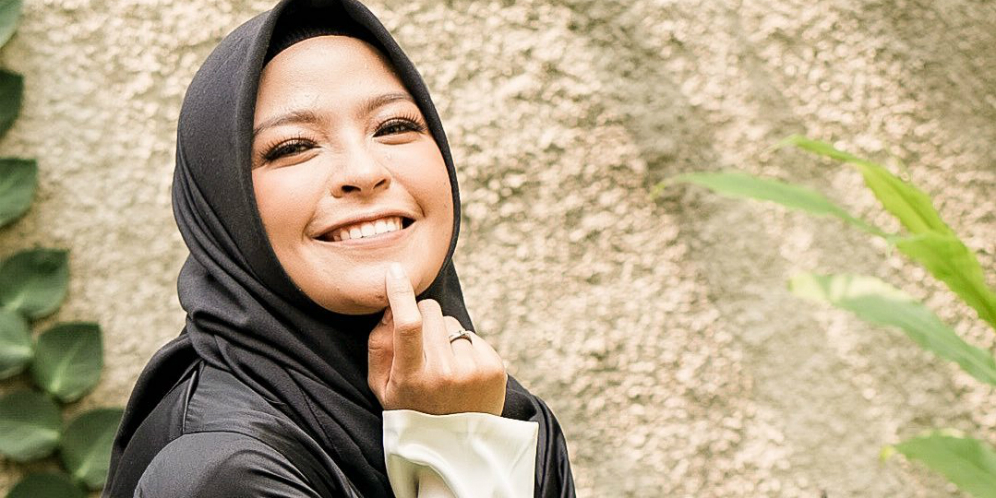 Gaya Tantri Syalindri Pakai Ripped Jeans, Tetap Jadi 'Rocker' dalam Balutan Hijab