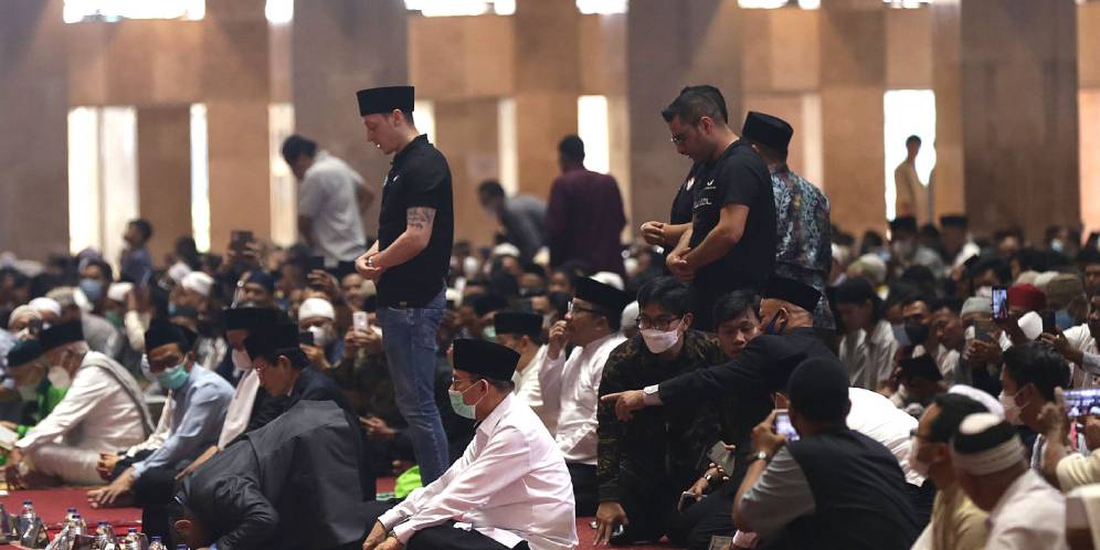FOTO: Mesut Ozil Sholat Jumat di Masjid Istiqlal, Kagumi Bangunan Masjid