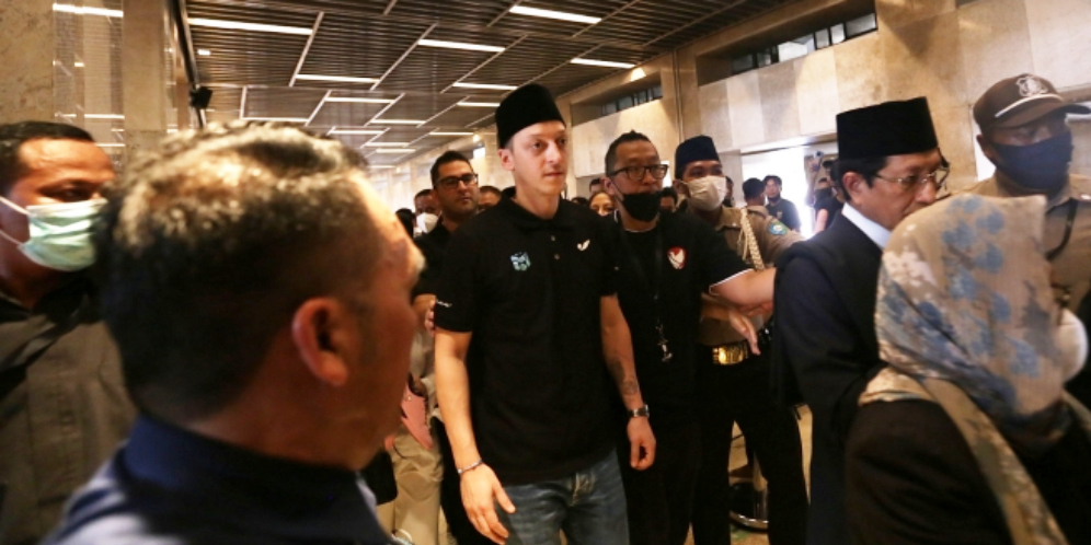 Indonesia Banget! Mesut Ozil Jumatan Pakai Kopiah di Shaf Terdepan Masjid Istiqlal