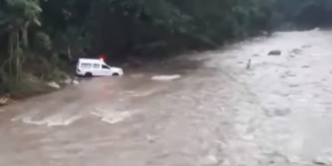 [TERBARU] Detik-Ometraco.com Mobil Ambulans Seberangi Sungai Demi Antar Jenazah ke Rumah Duka