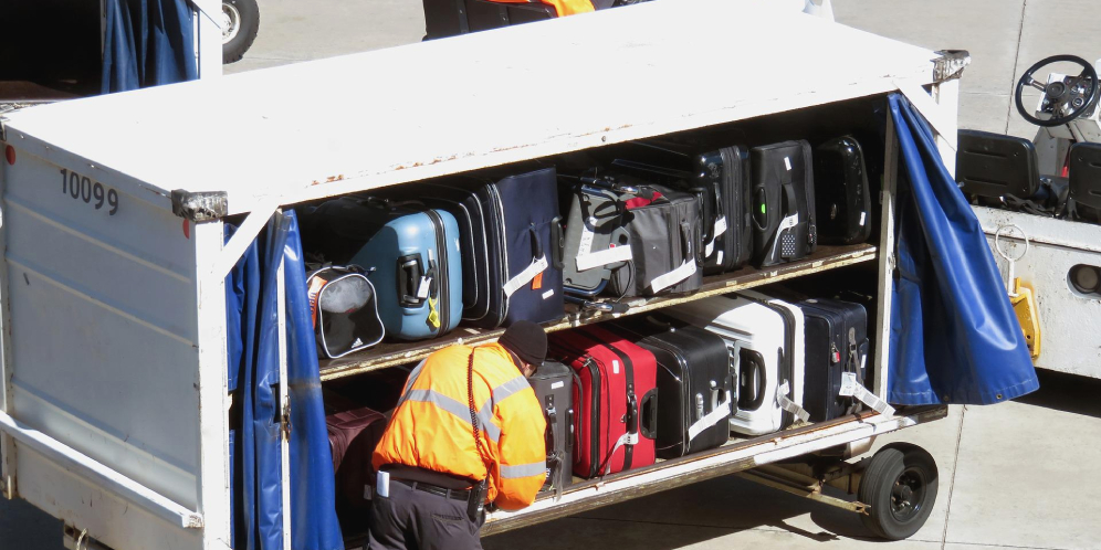 Cara Petugas Bandara di Jepang Angkat Koper Penumpang Tuai Pujian