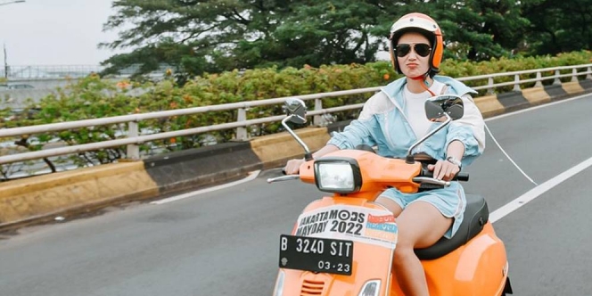 Potret Wika Salim Riding Naik Vespa Pakai Celana Gemes, Netizen Salfok dengan Body Goalsnya!