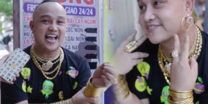 Mirip Toko Perhiasan, Pria Ini Pakai 5 Kilogram Emas Agar Jualannya Laris