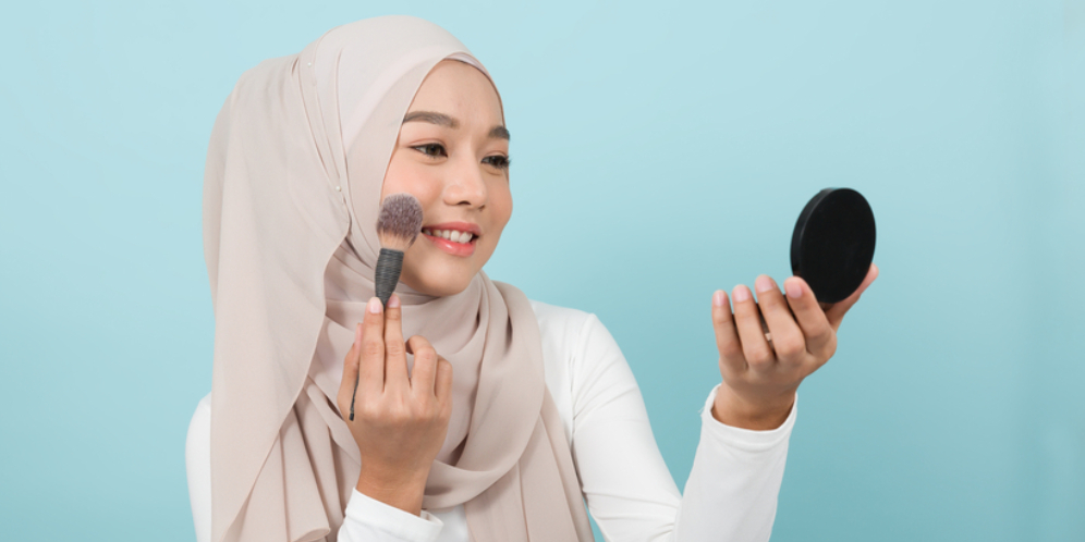 Trik Memakai Blush Agar Wajah Terlihat Segar Secara Natural