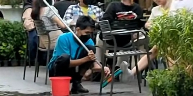 Heboh Video Petugas Cleaning Service Berjongkok Bersihkan Alas Sepatu Pengunjung Bikin Netizen Berpolemik