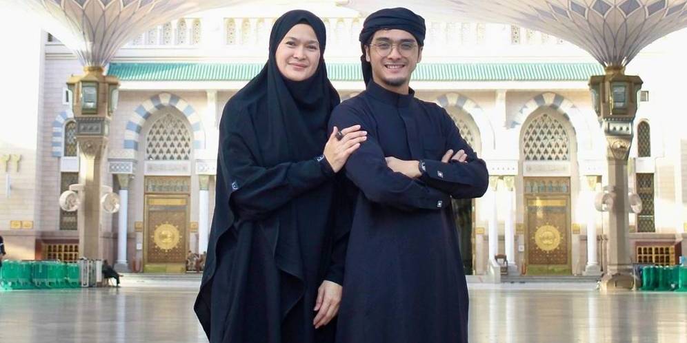 Momen Haru Ricky Harun Dampingi Ibunda Saat Umroh Pertama Kali