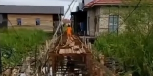 Momen Kocak Kurir Antar Paket Lewati Jembatan Ambruk, Kayak Benteng Takeshi