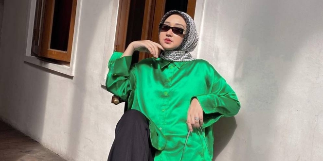 Tampilan Stunning dengan Blus Hijau 'Madrasah' ala Dian Pelangi
