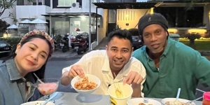 Lokal Banget! Potret Ronaldinho Jajan Bakso hingga Telur Gulung di Indonesia