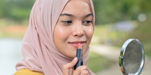 2 Item Makeup Andalan untuk Membuat Bibir Tampak Cerah dan Kenyal